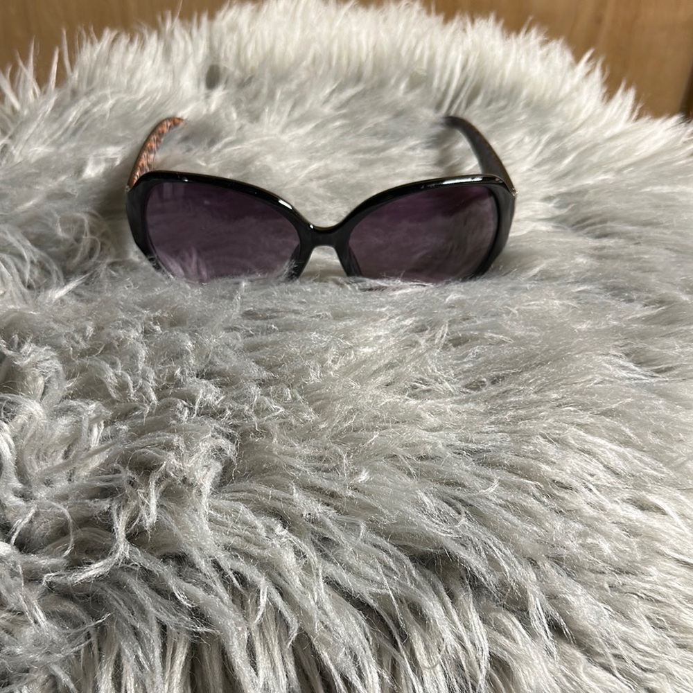 Stylish Black Guess Sunglasses